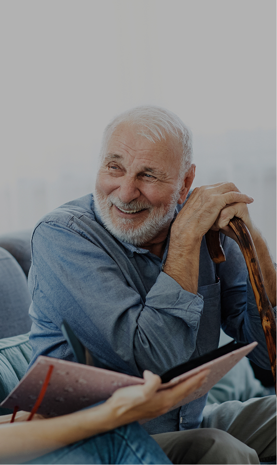 Home healthcare worker speaking with an older patient in a comfortable living room, illustrating the rise of personalised care in the silver economy. Mobile version dedicated to the homepage