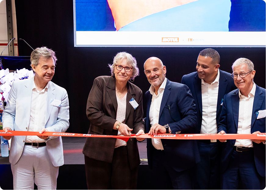 Des dirigeants de FM Logistic et de Motul inaugurent la nouvelle plateforme logistique de 45 000 m² à Nangis, en France, dédiée aux opérations internationales.